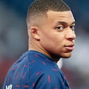 PARIS, FRANCE - APRIL 03: Kylian Mbappe of Paris Saint Germain warms up prior the Ligue 1 Uber Eats match between Paris Saint Germain and FC Lorient at Parc des Princes on April 3, 2022 in Paris, France. (Photo by Antonio Borga/Eurasia Sport Images/Getty Images)