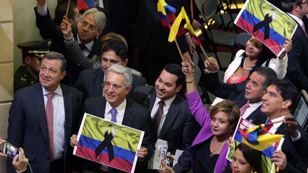 La bancada del Centro Democrático aprovechó para reunirse alrededor del senador Álvaro Uribe.