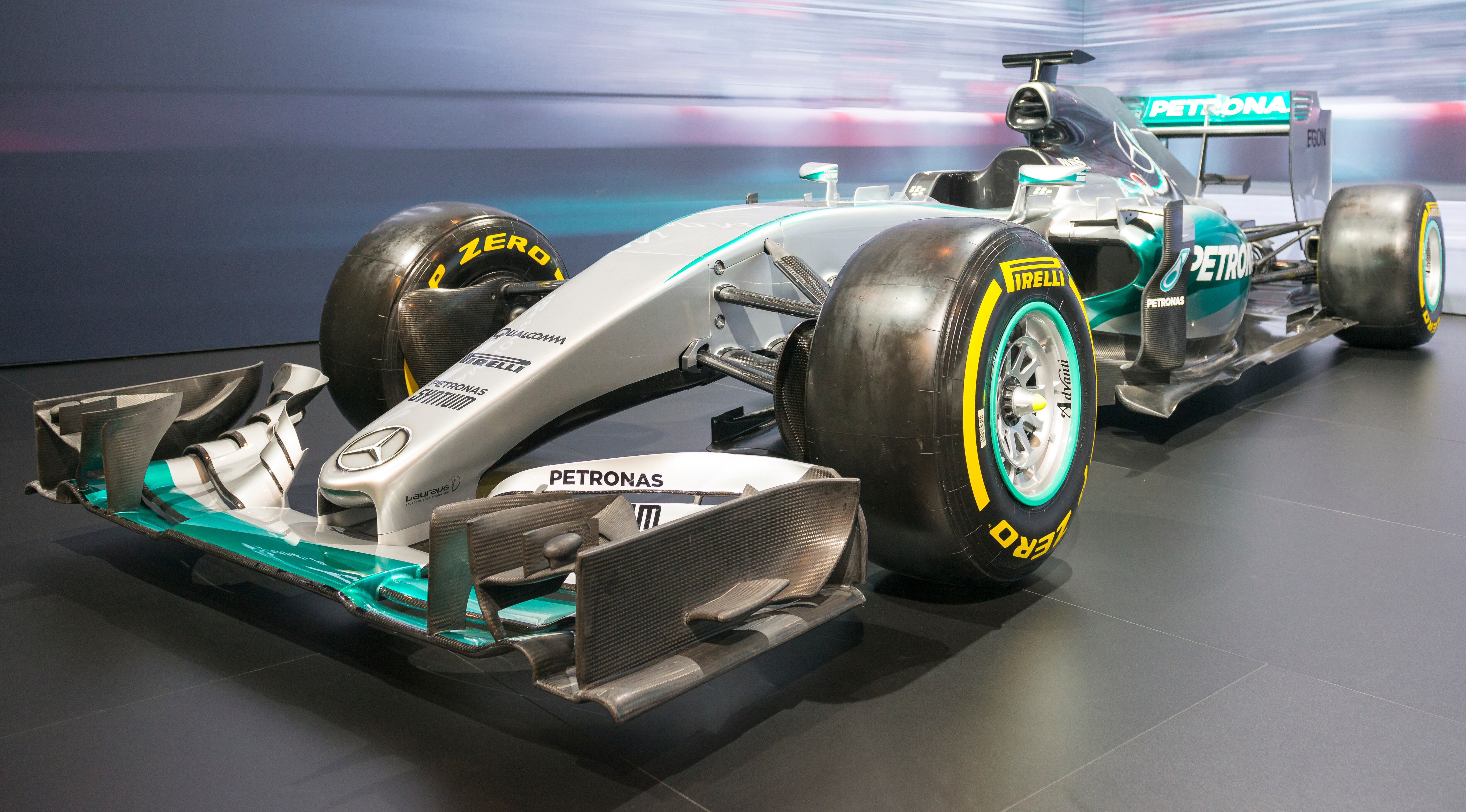 El F1 W06 Hybrid consiguió dieciséis victorias, dieciocho pole positions, trece vueltas rápidas y doce dobletes. El coche se exhibió durante el Salón del Automóvil de Bruselas de 2016.