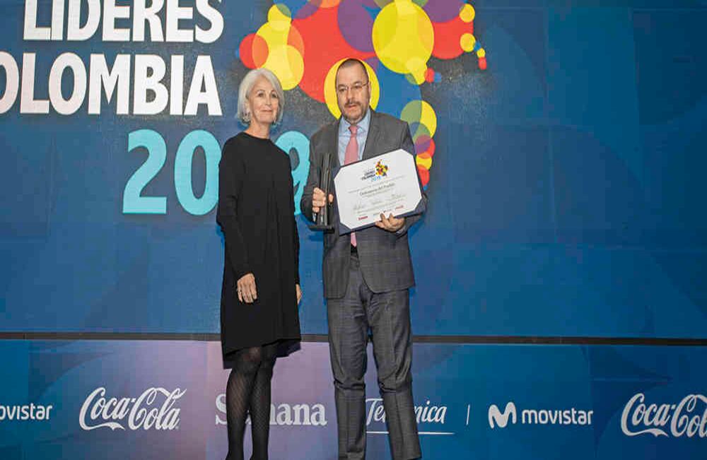 La Alta Defensoría del Pueblo, representada por Carlos Alfonso Negret, recibió el honor entregado por Julia Salvi.