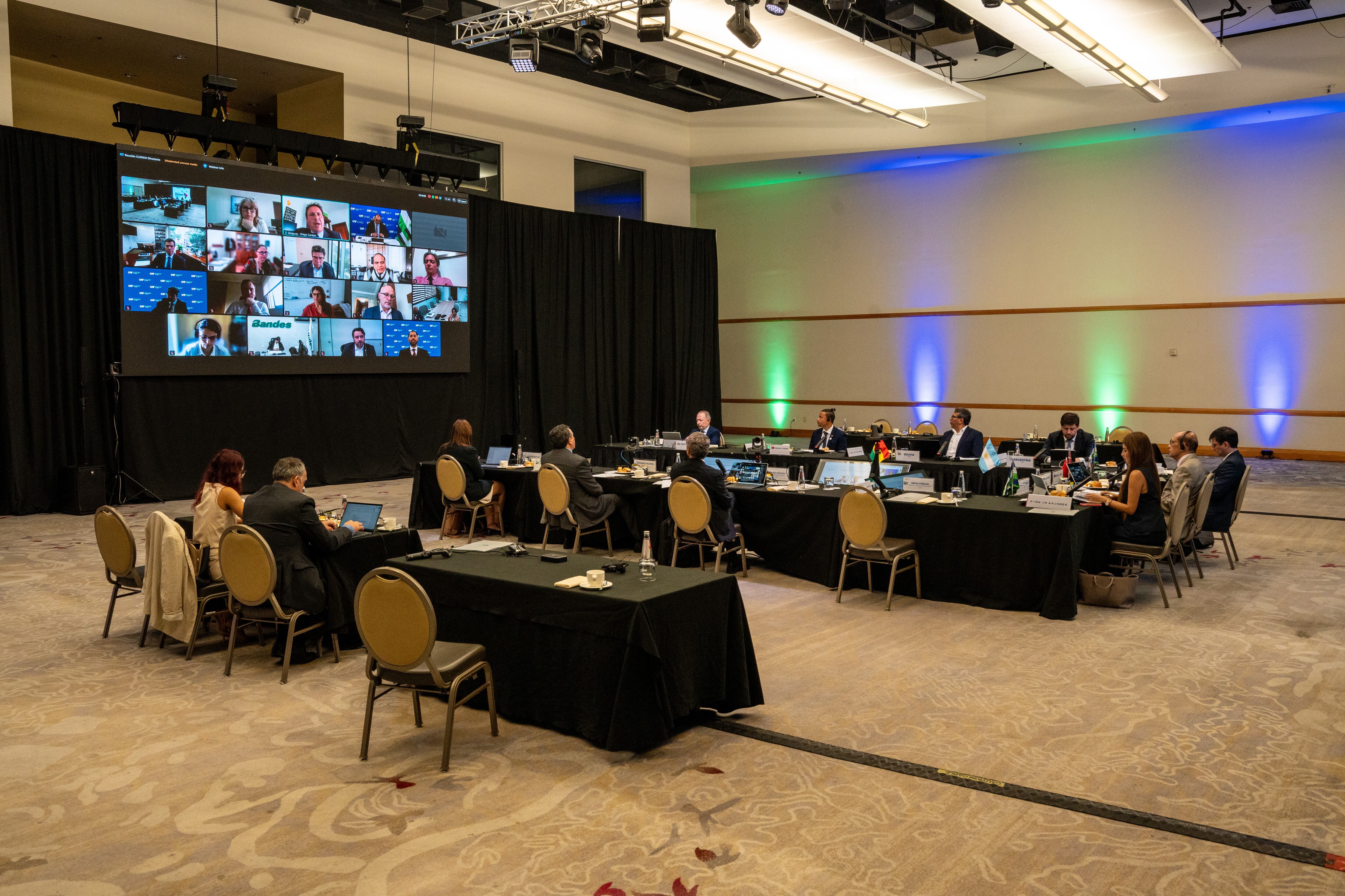 Reunión del Directorio de CAF en la que se aprobaron recursos para fortalecer la infraestructura de transporte y conectividad en Colombia.