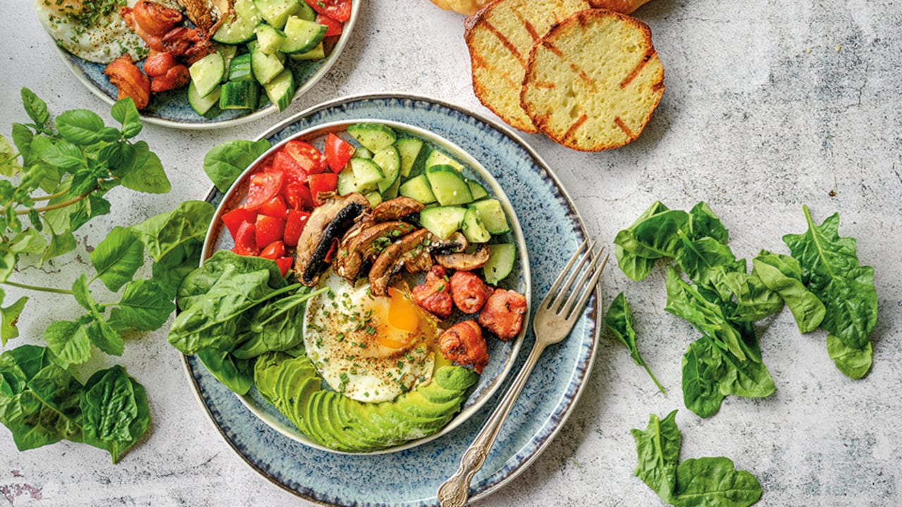 Los expertos sugieren una cena ligera a una hora adecuada.