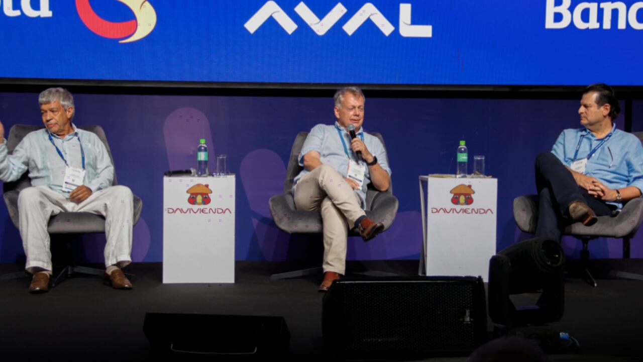 Panel sobre el Plan de Desarrollo, con participación de Luis Carlos Sarmiento Gutiérrez y Jorge Iván González, moderado por Ricardo Ávila.