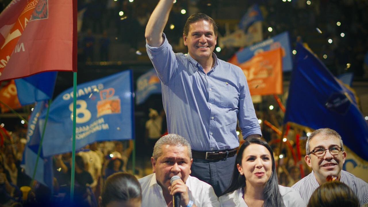 Más de 10.000 personas acompañaron al candidato de la Gran Consulta por Colombia, Juan Carlos Pinzón, en una manifestación en Cali.