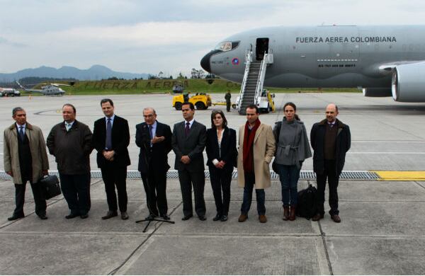 Este martes 16 de octubre el jefe del equipo de negociadores del Gobierno colombiano, Humberto de la Calle, acompañado del resto de integrantes de la comisión, ofrece declaraciones ante la prensa en el aeropuerto militar de Catam en Bogotá rumbo a Oslo.