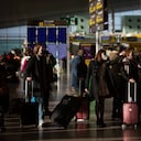 Varios pasajeros con maletas en el aeropuerto de El Prat, a 19 de noviembre de 2021, en Barcelona, Cataluña (España). El aeropuerto de la red Aena es el primer aeropuerto en extensión y tráfico de Cataluña y el segundo aeropuerto con mayor tráfico de España detrás del Aeropuerto Adolfo Suárez Madrid-Barajas.
19 DE NOVIEMBRE DE 2021;BARCELONA;CATALUÑA;EL PRAT;VUELOS;PASAJEROS;AVIONES;INTERNACIONAL
David Zorrakino / Europa Press
19/11/2021