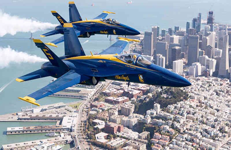 La aeronáutica estadounidense toma sus aviones y realiza piruetas sobre los cielos de San Francisco, California. 