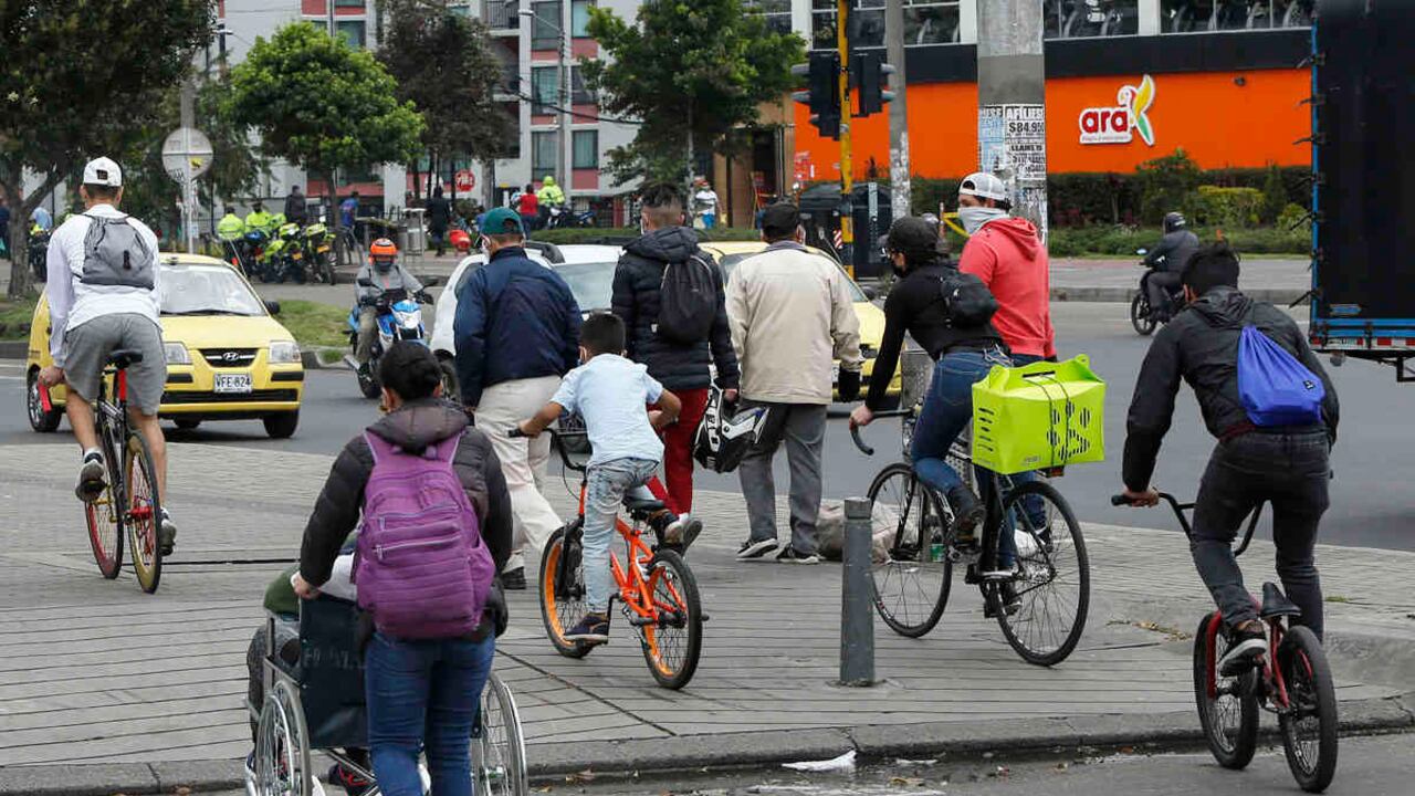 Capitalinos en bicicleta y caminando por la calle 146 con carrera 104 en Bogotá a pesar de la cuarentena.