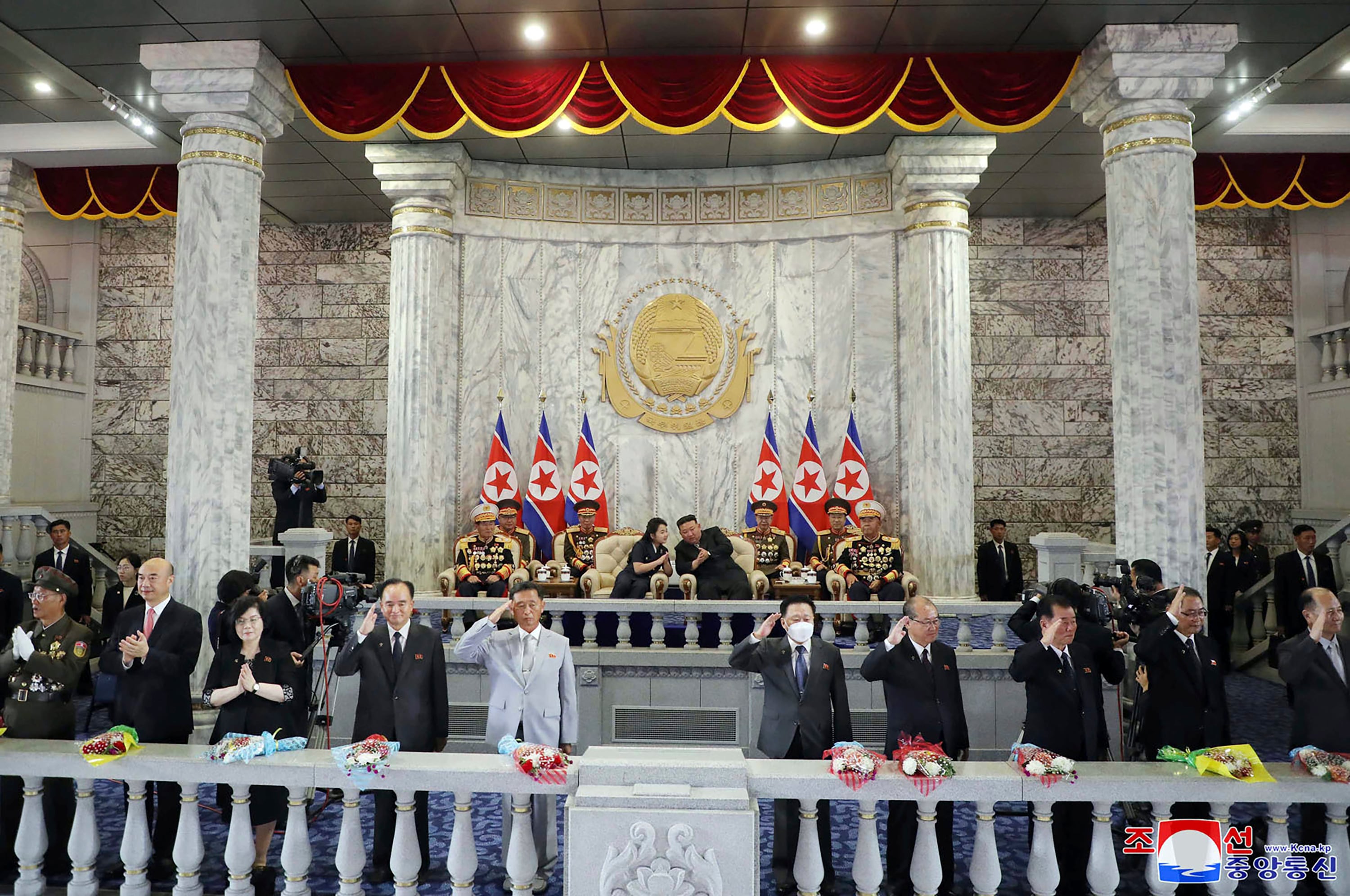El viceprimer ministro chino Liu Guozhong aparece en la segunda fila a la izquierda. Los periodistas independientes no tuvieron acceso para cubrir el evento representado en esta imagen distribuida por el gobierno de Corea del Norte.