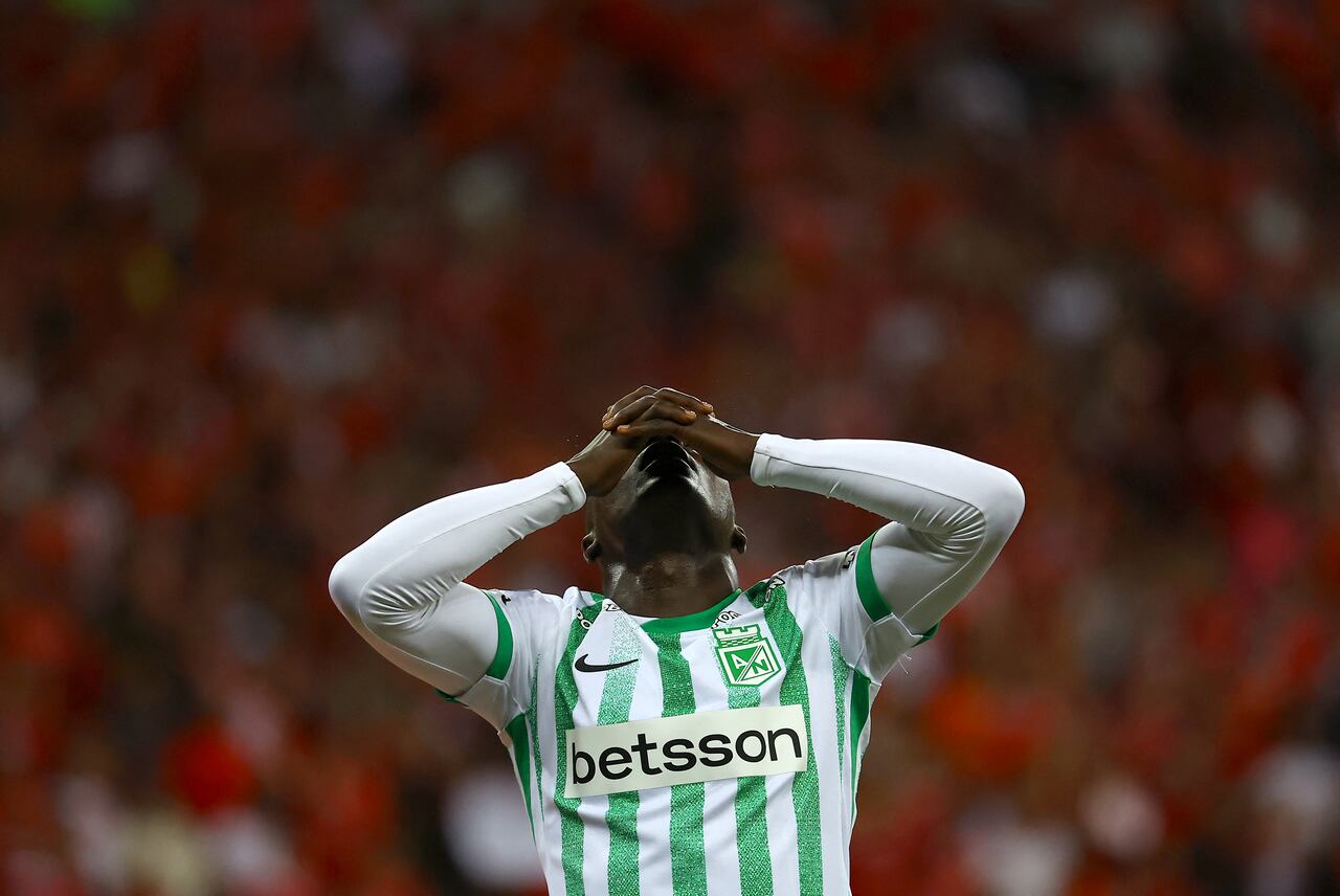 Atletico Nacional's forward #19 Kevin Viveros reacts during the Copa Libertadores group stage football match between Brazil's Internacional and Colombia's Atletico Nacional at the Beira Rio stadium in Porto Alegre, Brazil, on April 10, 2025. (Photo by SILVIO AVILA / AFP)