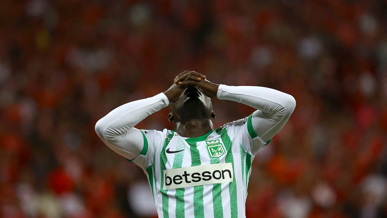 Atletico Nacional's forward #19 Kevin Viveros reacts during the Copa Libertadores group stage football match between Brazil's Internacional and Colombia's Atletico Nacional at the Beira Rio stadium in Porto Alegre, Brazil, on April 10, 2025. (Photo by SILVIO AVILA / AFP)