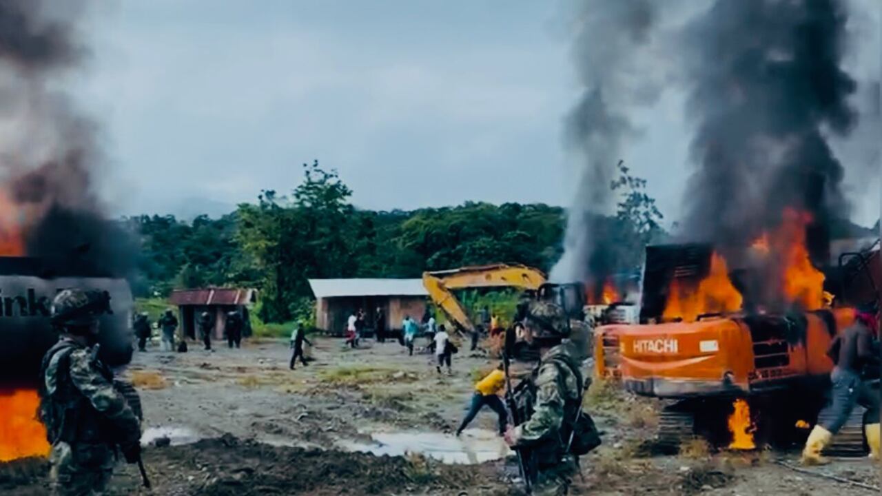 El Ejército adelantó un operativo contra la extracción ilegal de oro en López de Micay, Cauca, que realizan las disidencias de las Farc. Foto Especial para El País