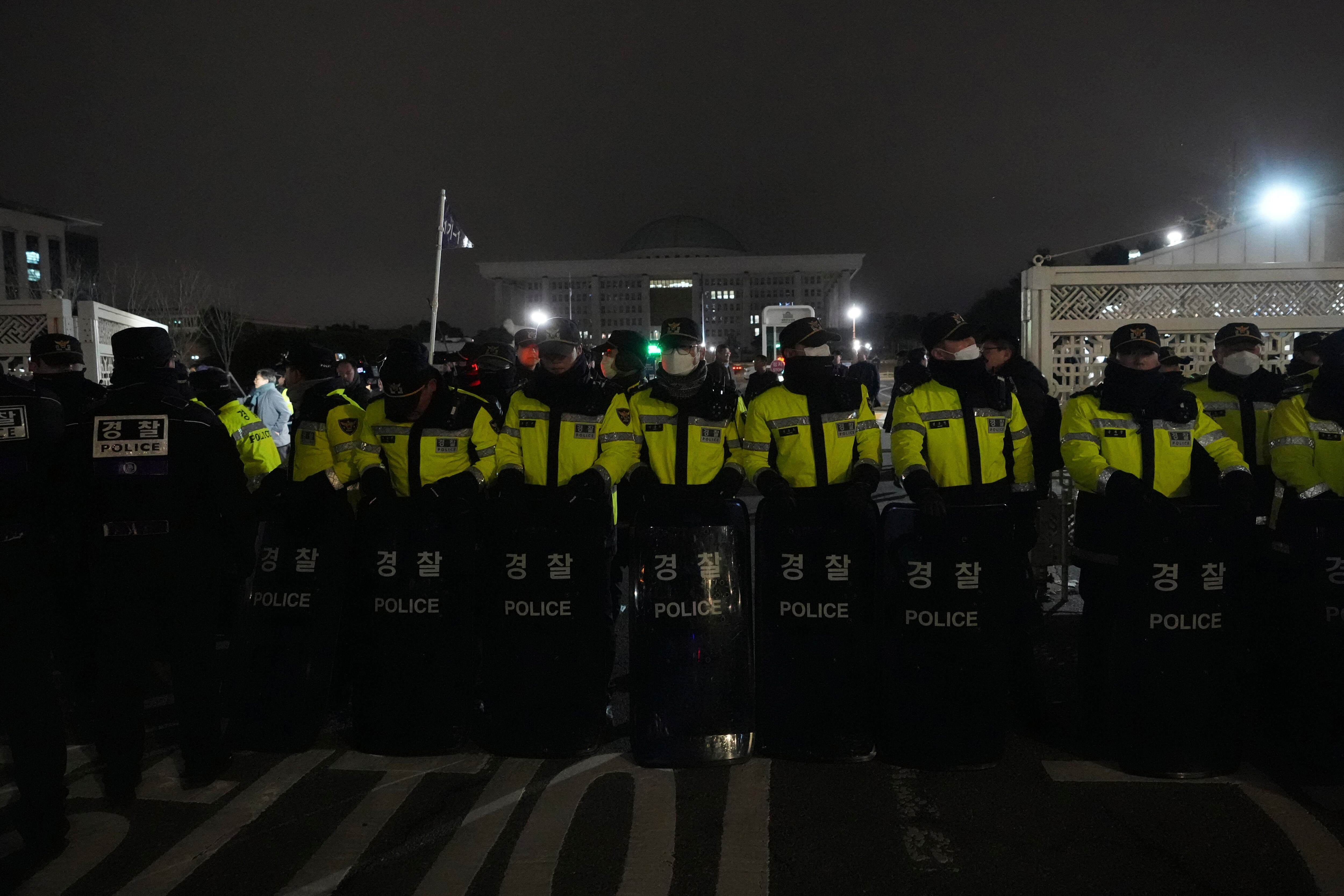 Policías frente al congreso de Corea del Sur