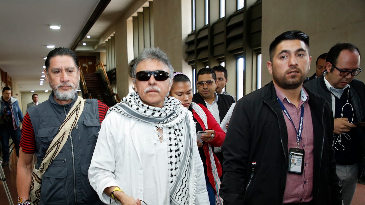 Zeuxis Pausias Hernández Solarte
alias Jesús Santrich se notifico en la Corte Suprema de Justicia, el alto tribunal que lo está investigando por concierto para delinquir y por narcotráfico. Allí, sus abogados manifestaron la disposición de su defendido a comparecer en el proceso que se le sigue
Bogota junio 11 2019