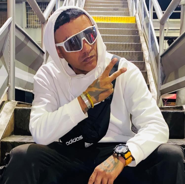 Todo empieza cuando Pablo Marín, artista gráfico paisa, e Ima Fellini, de Amantes del Futuro, decidieron celebrar su amor mutuo por este ritmo continental con una fiesta que honrase el legado del género.