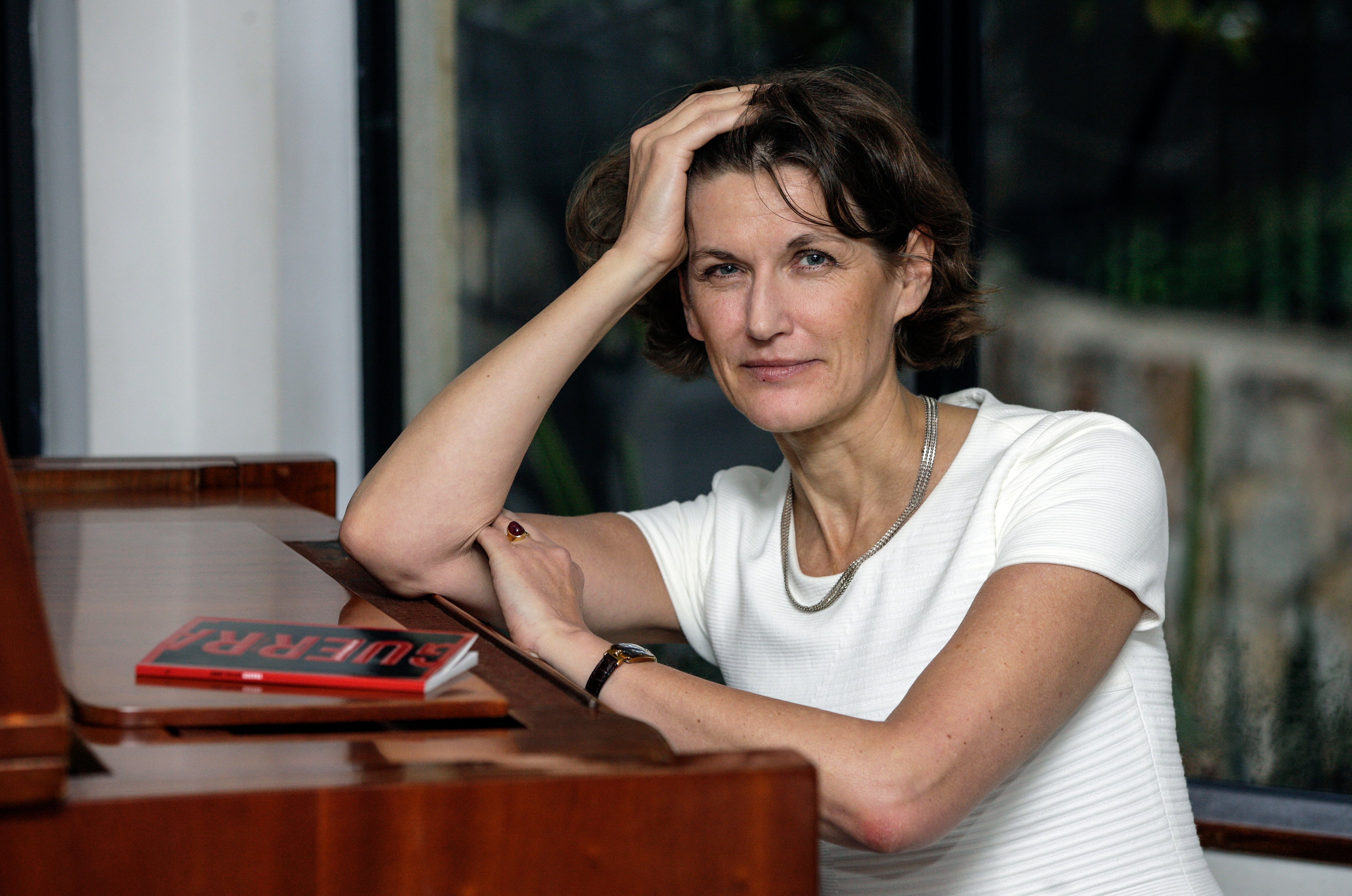 Janne Teller, novelista danesa, posa durante una entrevista en Bogotá, en 2016. Lanzaba su libro 'Guerra', editado por Planeta. Foto: Carlos Julio Martínez / SEMANA