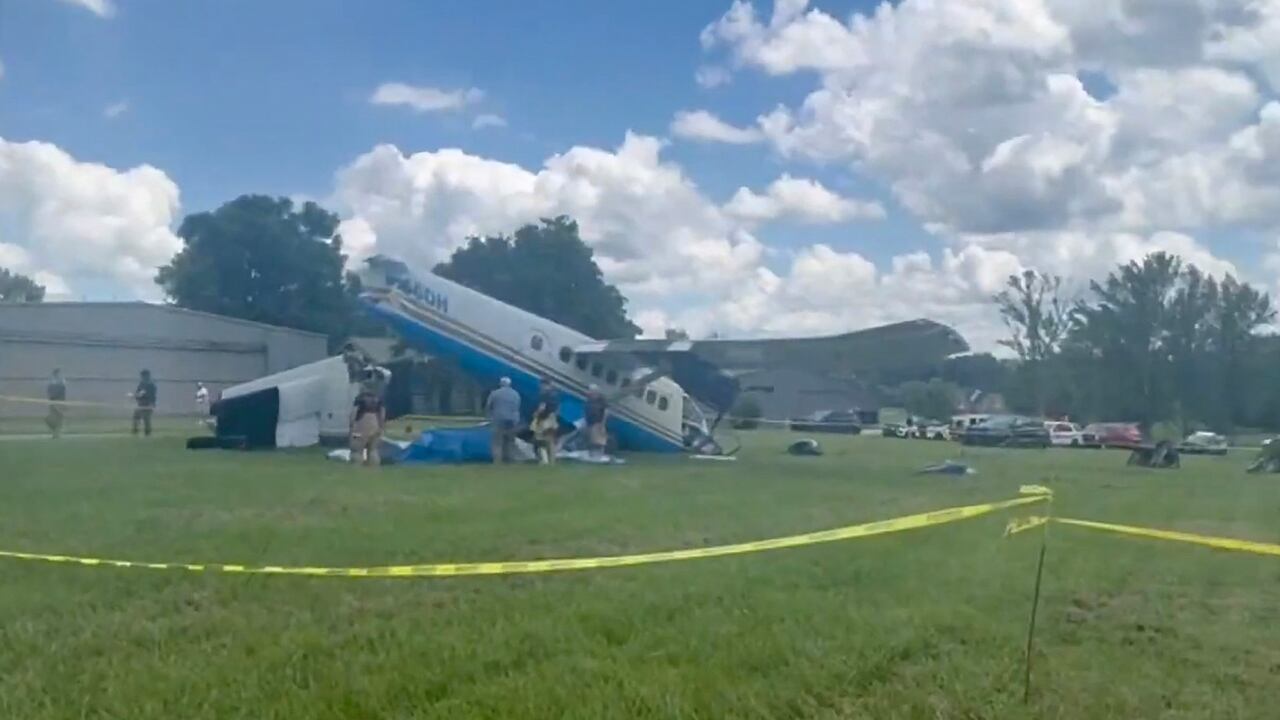 La Patrulla de Carreteras de Tennessee informó en X que sus agentes estaban ayudando a la policía en el lugar de un accidente aéreo en Old Shelbyville Road, en el centro del condado de Coffee.