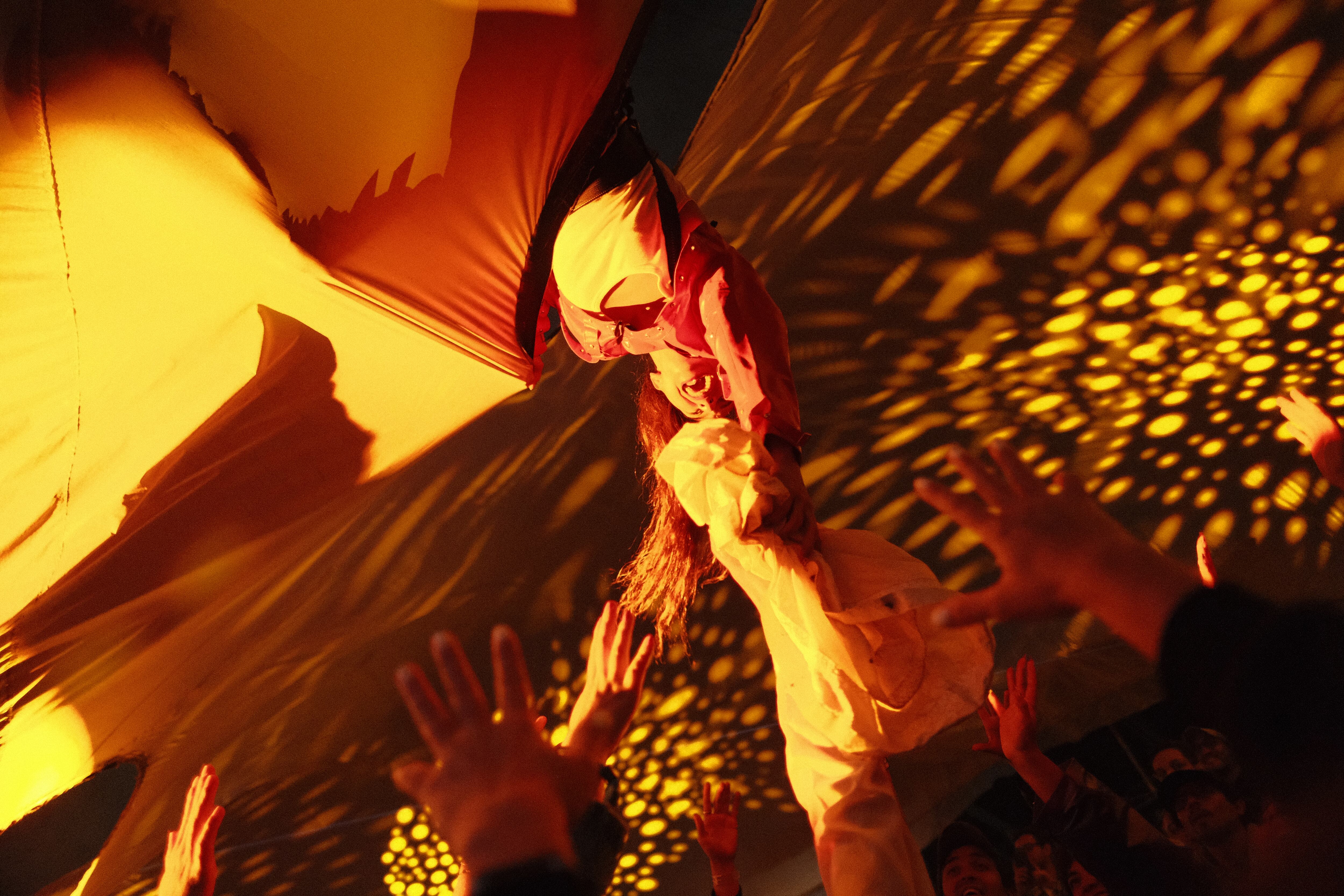 Falabella en esta ocasión le brindó a los asistentes un show único con el grupo de Fuerza Bruta, que vino desde Argentina.