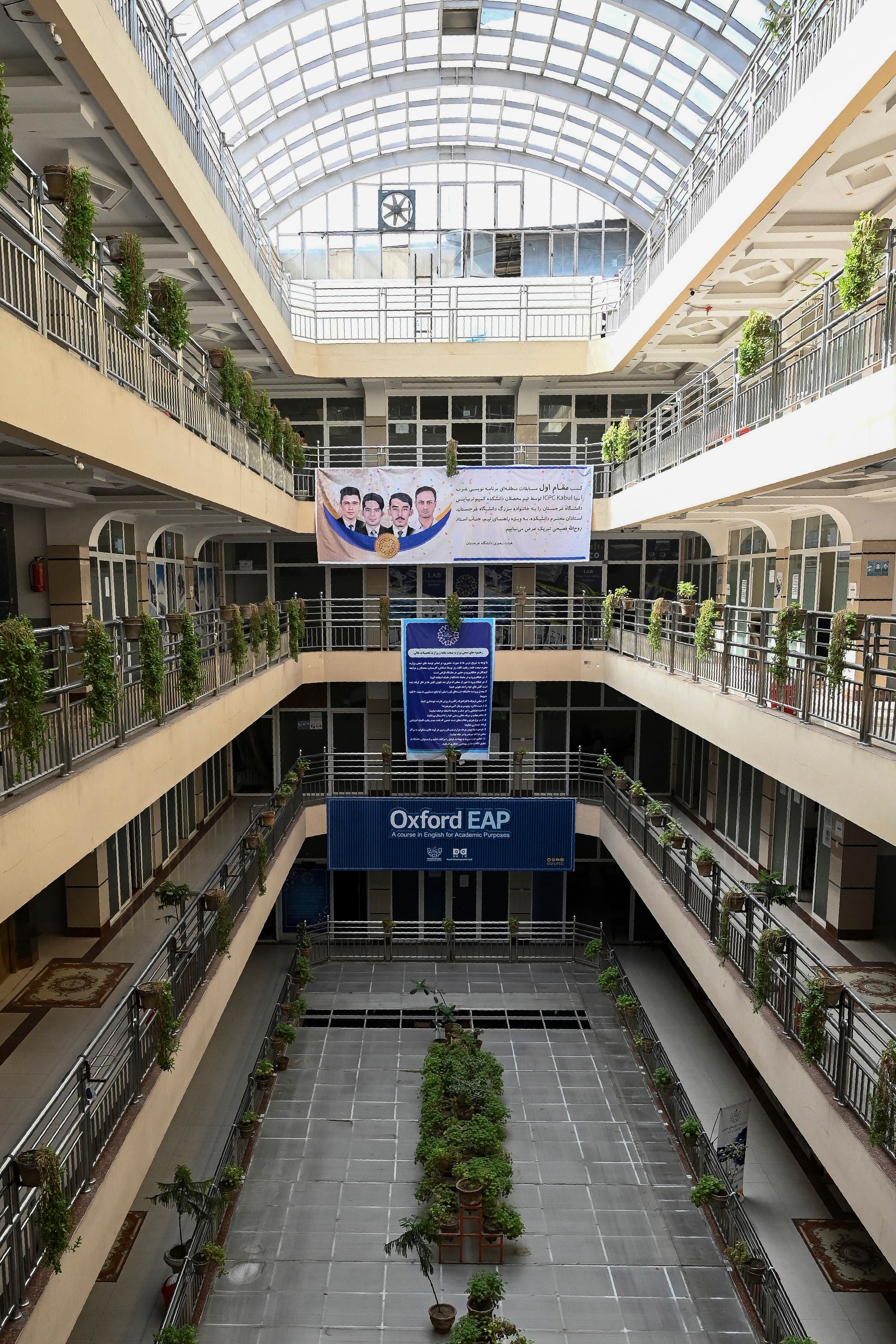 Una vista general de la universidad de Gharjistan en la foto después de que las universidades privadas reabrieran en Kabul el 6 de septiembre de 2021. - Las mujeres que asisten a universidades privadas afganas deben usar una bata abaya y un niqab que cubra la mayor parte de la cara, han ordenado los talibanes, y las clases deben estar segregadas por sexo, o al menos dividido por una cortina. (Foto de Aamir QURESHI / AFP)