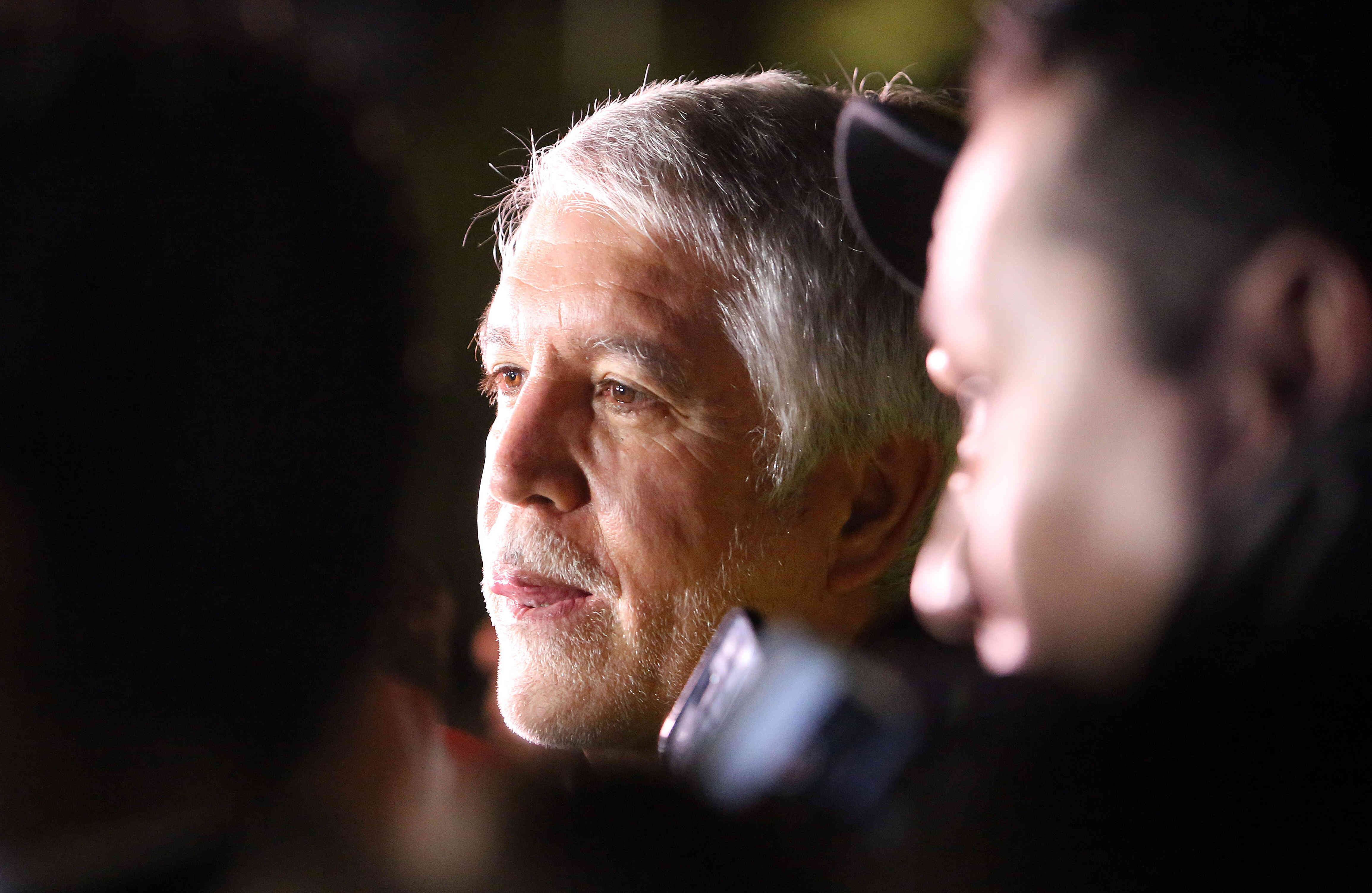 El alcalde Enrique Peñalosa llegó al lugar, desde donde confirmó la muerte de tres de las mujeres heridas.