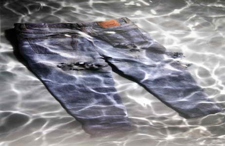 “Lo único que nos queda del ausente son sus cosas (...) Cada prenda u objeto nos habla de alguien en particular, de un cierto gusto por el vestir, de su personalidad, de la labor que desempeñaba”, dice Ricardo Arcos, director del Museo de Arte de la Universidad Nacional. 