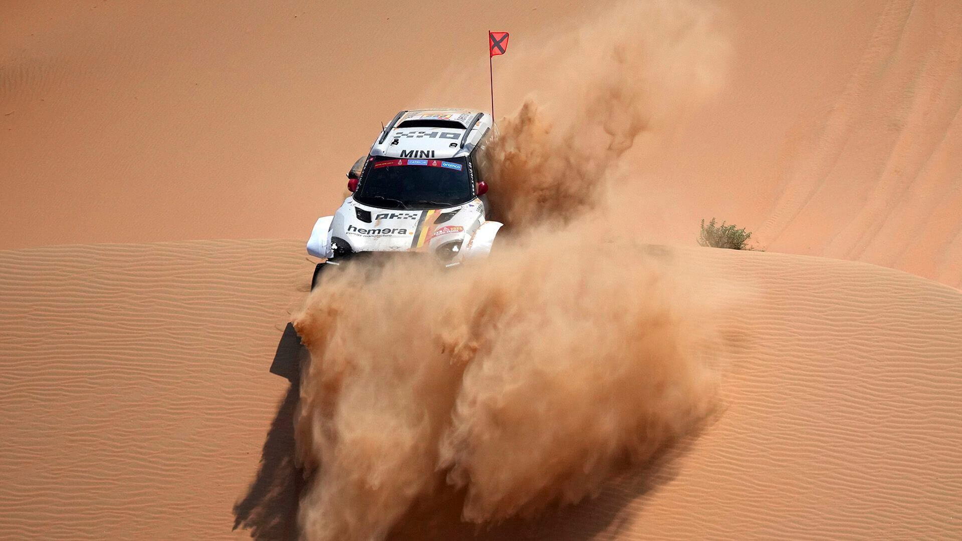 El piloto Guillaume De Mevius y su copiloto Mathieu Baumel compiten durante la décima etapa del Rally Dakar entre Haradh y Shubaytah, Arabia Saudita
