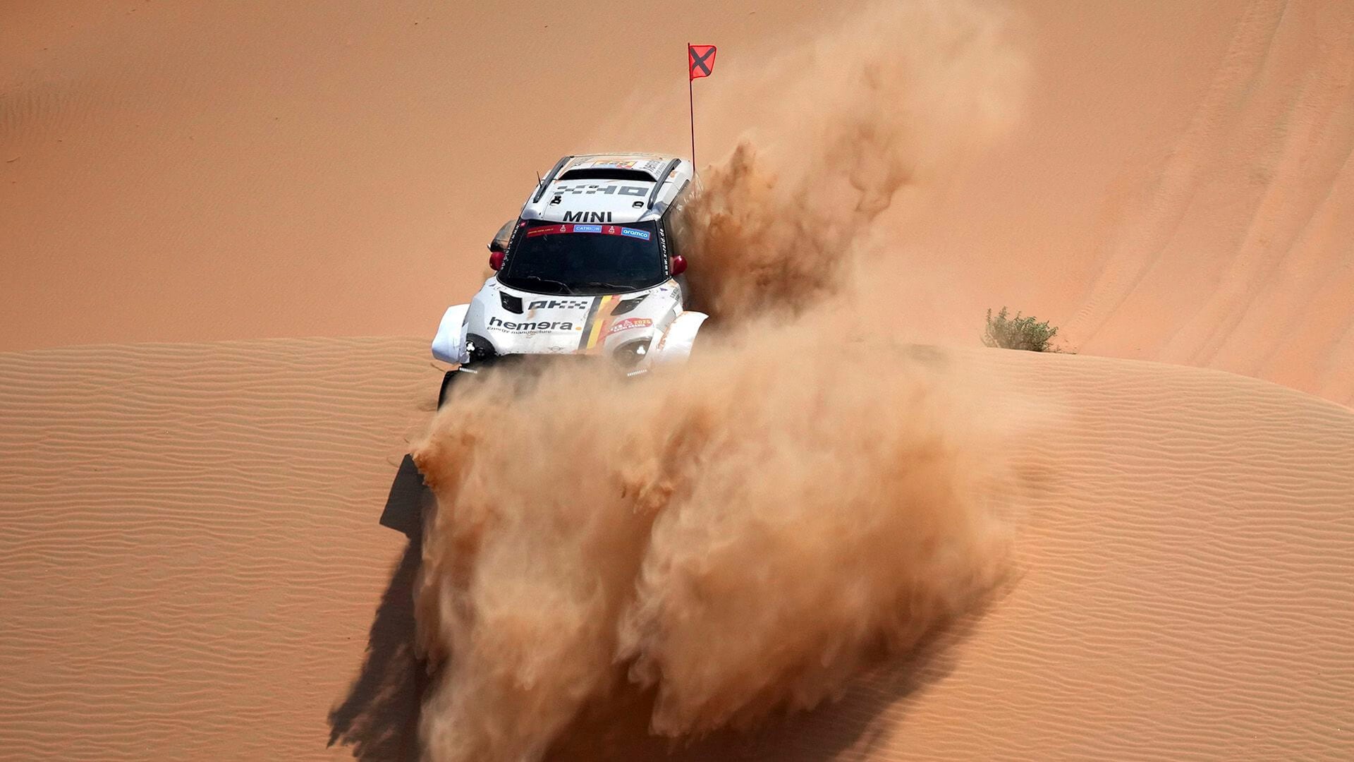 El piloto Guillaume De Mevius y su copiloto Mathieu Baumel compiten durante la décima etapa del Rally Dakar entre Haradh y Shubaytah, Arabia Saudita