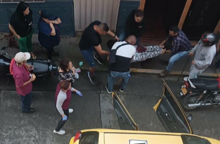 Vecinos del sector trataron de auxiliar a la mujer trans.