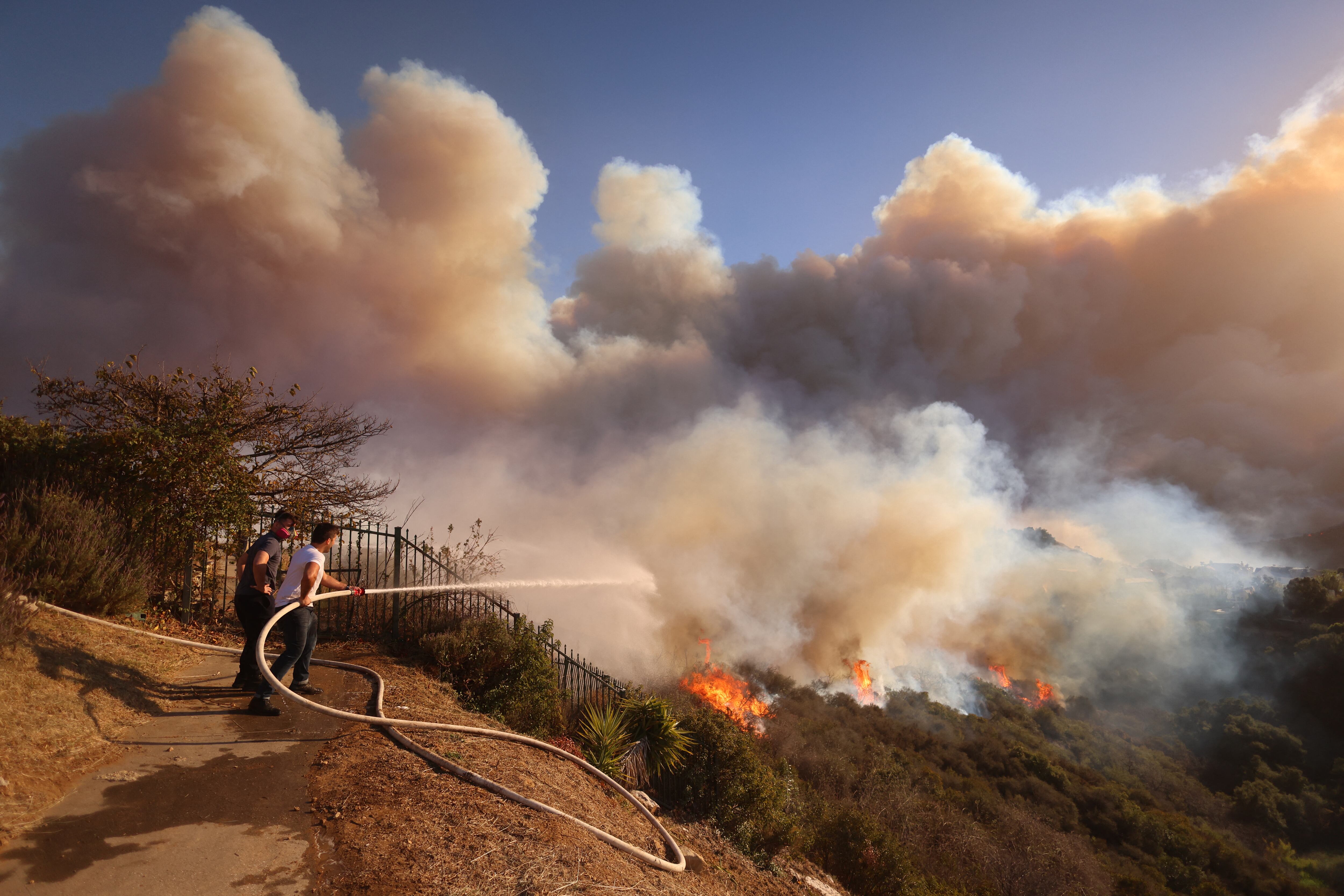 Un incendio forestal de rápido avance en un suburbio de Los Ángeles quemó edificios y provocó evacuaciones el martes