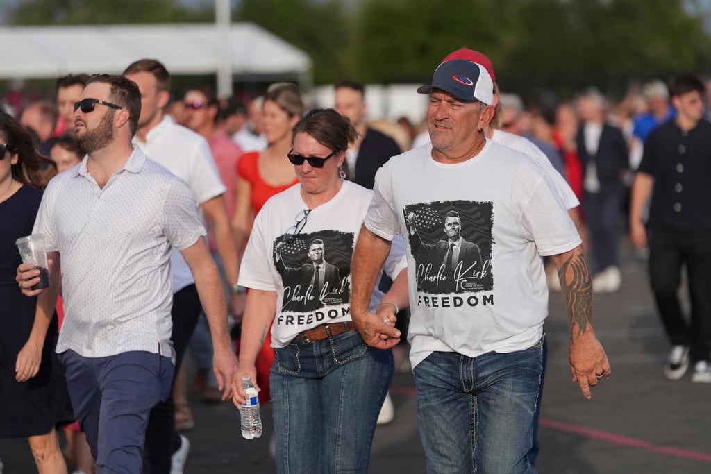 La gente hace fila ante un homenaje al activista conservador Charlie Kirk, el domingo 21 de septiembre de 2025, en el estadio State Farm de Glendale, Arizona. (Foto AP/Jae C. Hong)