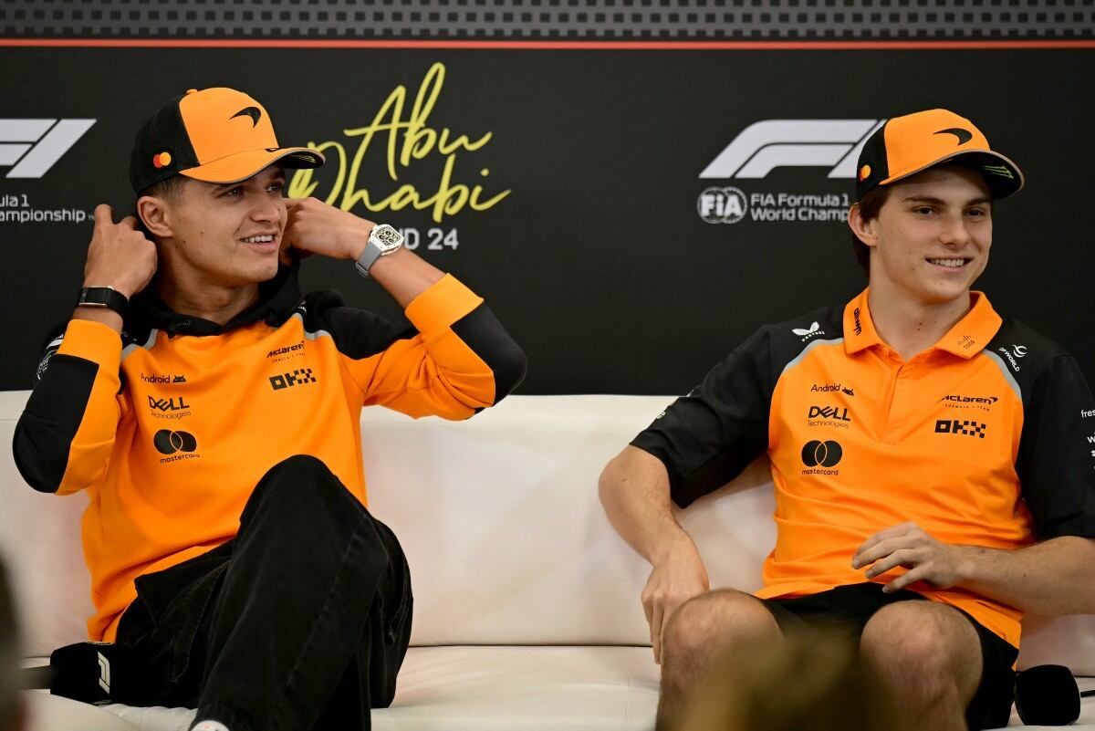El piloto británico de McLaren, Lando Norris (izq.), y el piloto australiano de McLaren, Oscar Piastri, asisten a una conferencia de prensa antes del Gran Premio de Fórmula Uno de Abu Dhabi.