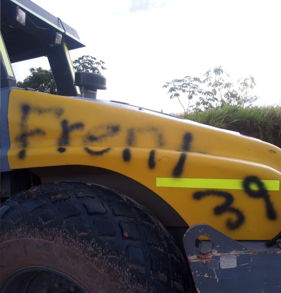 Maquinaria marcada con siglas de las disidencias de las Farc en Meta.