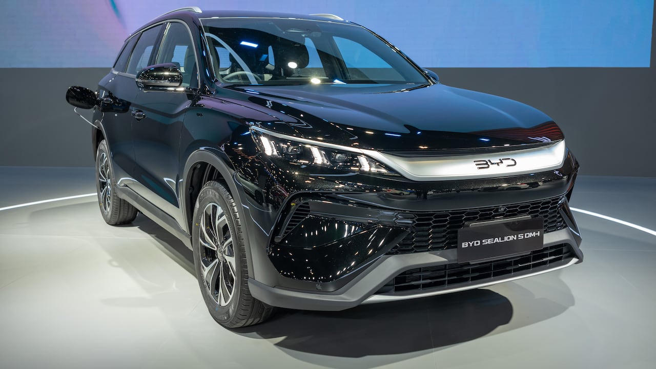 La marca china BYD sigue ampliando su catálogo de vehículos híbridos y eléctricos.