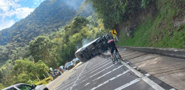 El accidente de tránsito ocurrió en el sector de Puerto Araujo, en la vía que comunica a la ciudad de Bogotá con el municipio de La Mesa