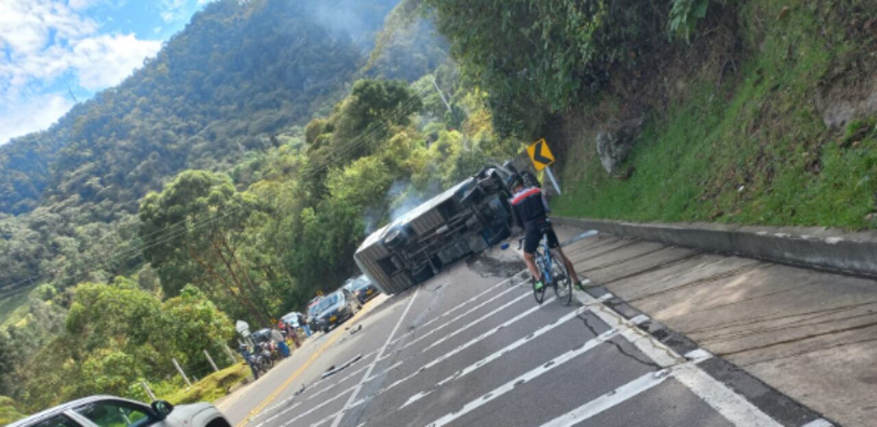 El accidente de tránsito ocurrió en el sector de Puerto Araujo, en la vía que comunica a la ciudad de Bogotá con el municipio de La Mesa