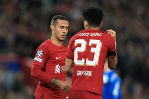 Luis Díaz y Thiago Alcantara del Liverpool durante el partido de Champions League contra el Rangers.
