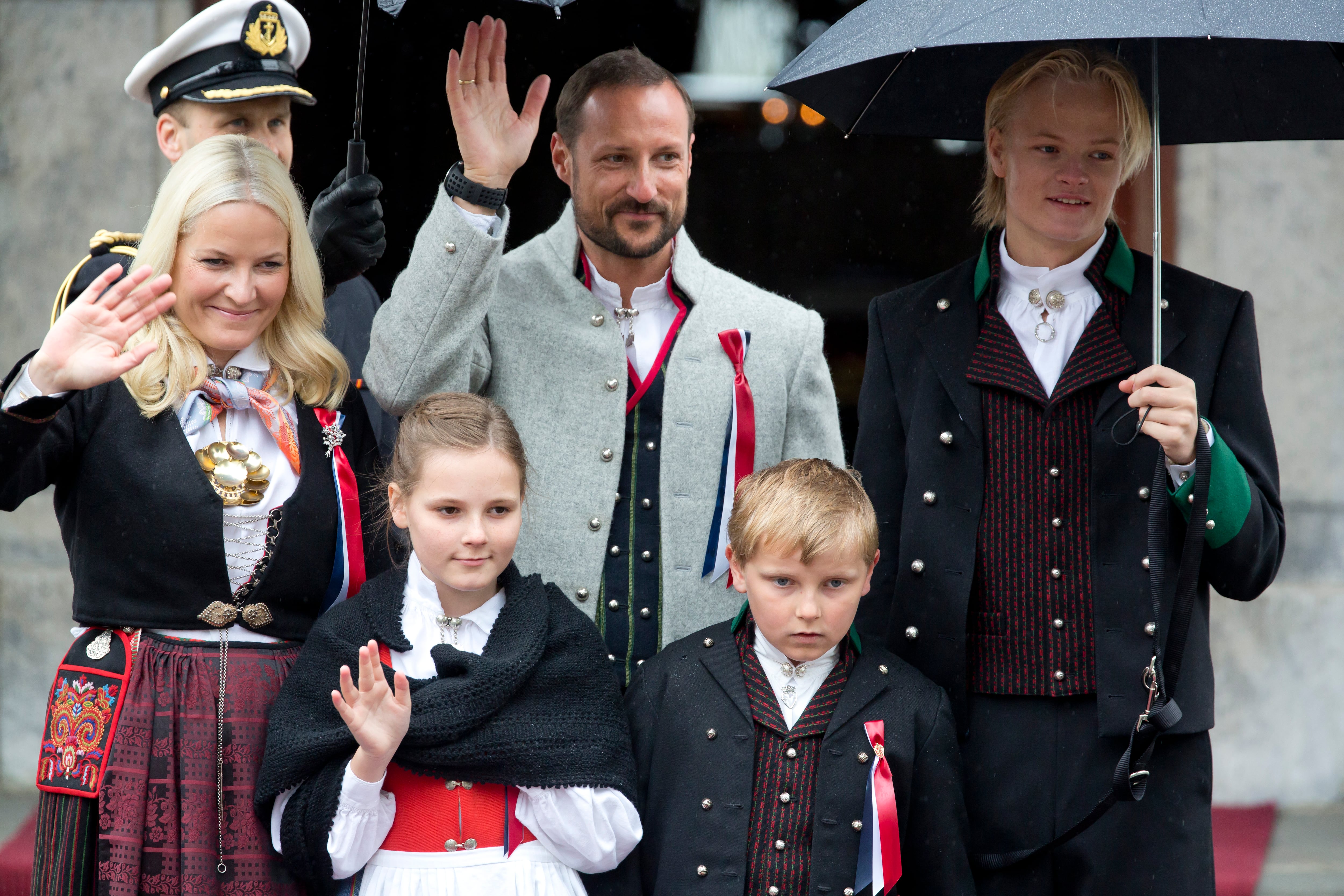 El príncipe Haakon y la princesa Mette-Marit de Noruega, junto con la princesa Ingrid Alexandra, el príncipe Sverre Magnus, y Marius Borg Hoiby, príncipe e hijo de Mette-Marit.