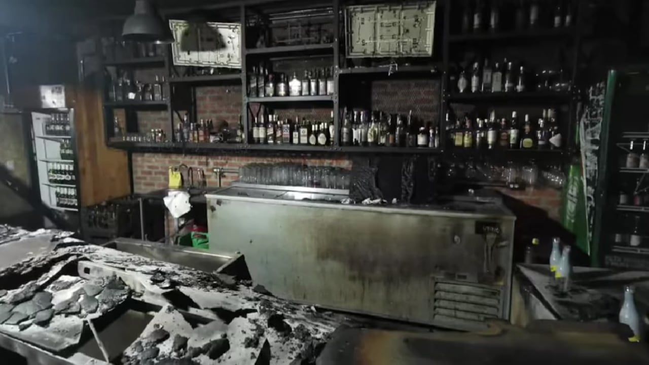 Reconocido bar y restaurante de la calle novena en Cali quedó en ruinas por gran incendio.