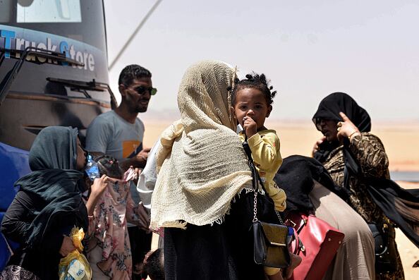 Del millón de refugiados sudaneses escapados a los países vecinos, 310.000 se fueron a Egipto. Pero miles de sudaneses siguen bloqueados cerca de la frontera.