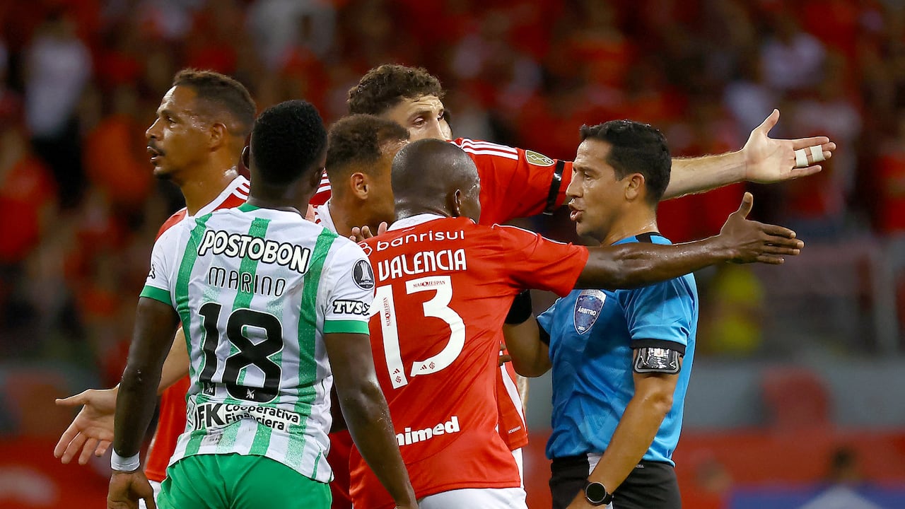 Internacional players argue with Chilean referee Felipe Gonzalez during the Copa Libertadores group stage football match between Brazil's Internacional and Colombia's Atletico Nacional at the Beira Rio stadium in Porto Alegre, Brazil, on April 10, 2025. (Photo by SILVIO AVILA / AFP)