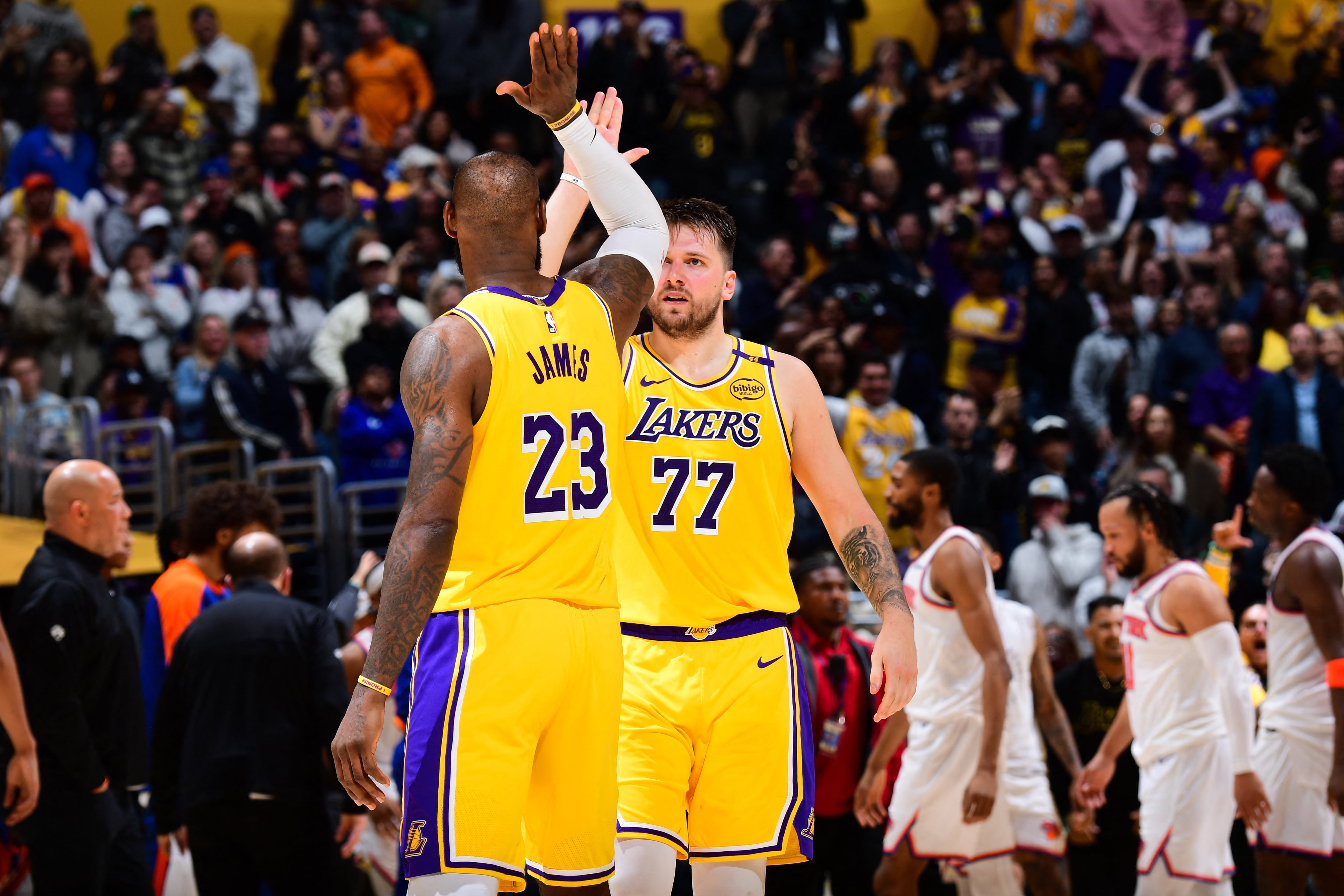 Show a cargo de Lebron y Doncic con los Lakers
