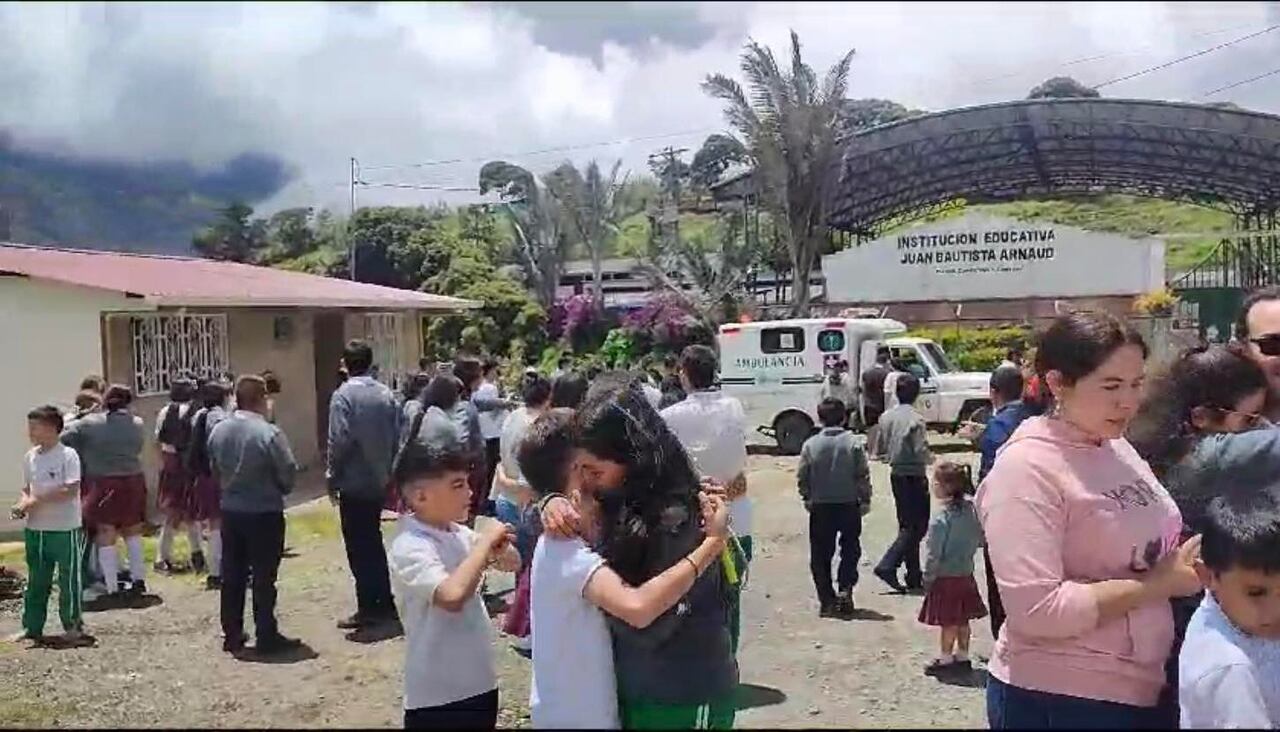 Imágenes de la evacuación de un instituto en El Calvario.