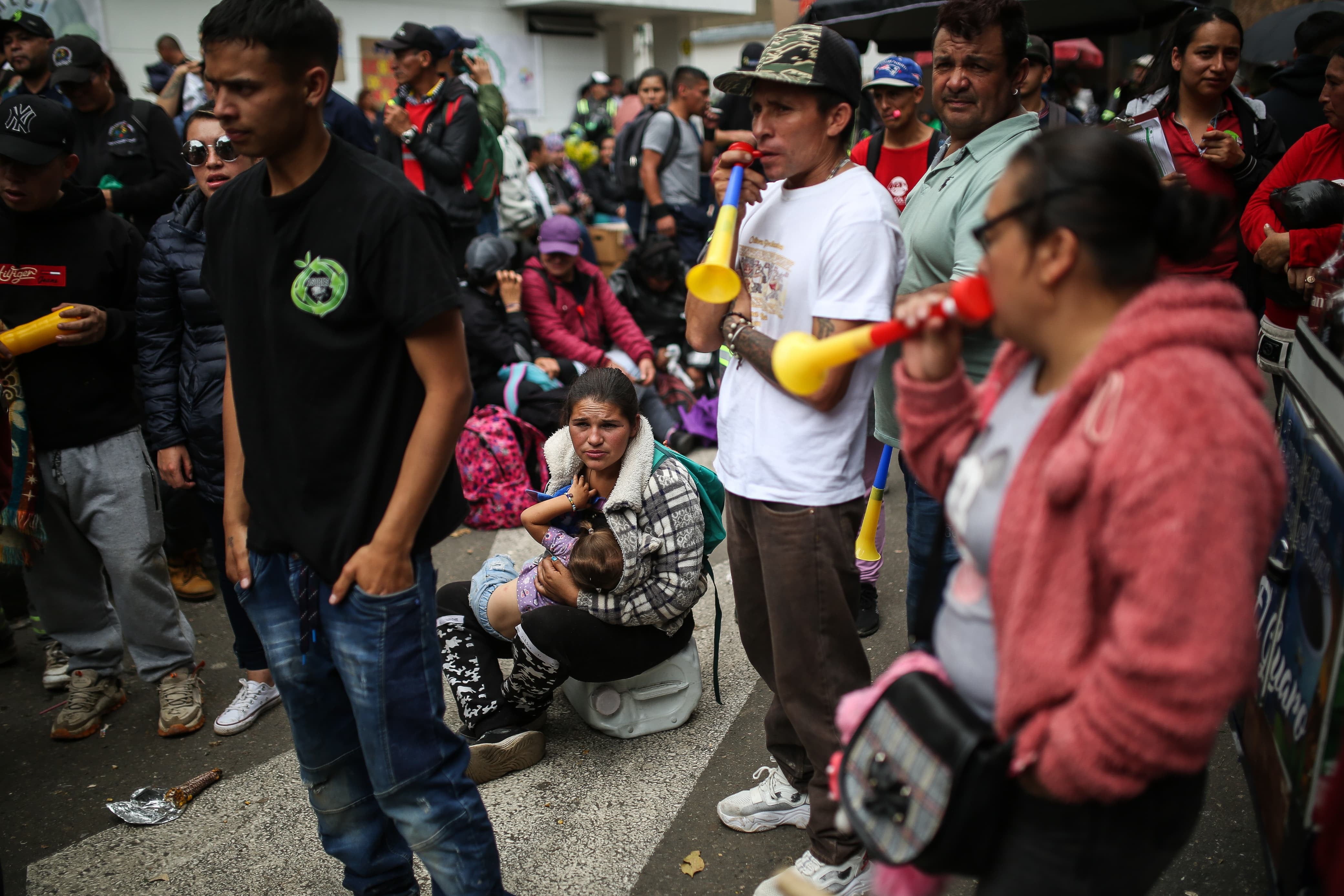 500 recicladores de oficio de Bogotá protestaron frente a las instalaciones de la Comisión de Regulación de Agua Potable, CRA, para exigir mejores condiciones que dignifiquen su oficio