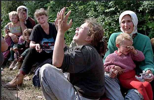 Víctimas de la masacre de Srebrenica, en el marco de la guerra de los Balcanes o de Yugoslavia, considerada la mayor atrocidad cometida en Europa desde la Segunda Guerra Mundial. En Julio de 1995 unos 8000 musulmanes, incluidos niños, fueron masacrados, después de que la ciudad de Srebrenica, al este de Bosnia, en teoría protegida por la ONU, fuera tomada por tropas serbobosnias, en una denominada limpieza étnica, hecho que se sancionó posteriormente como crimen de lesa humanidad.  Foto: Reuters