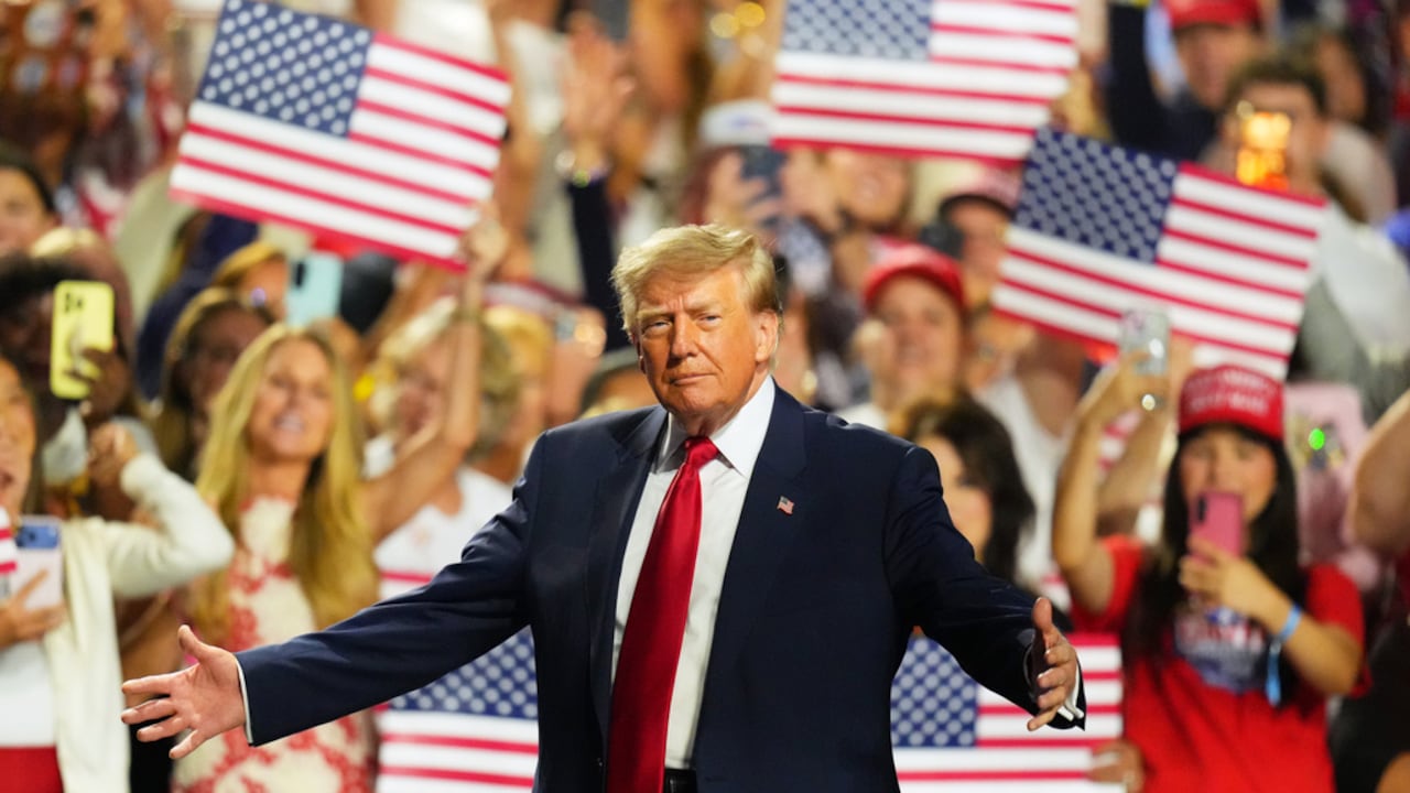 El presidente Donald Trump saluda a sus partidarios al llegar al escenario de la convención republicana el jueves 10 de septiembre de 2026 en Dallas. (Foto AP/Julio Cortez)