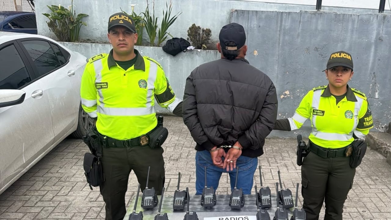 Policía de Tránsito de Cundinamarca intercepta cargamento de marihuana escoltado en la vía Bogotá - Villavicencio.