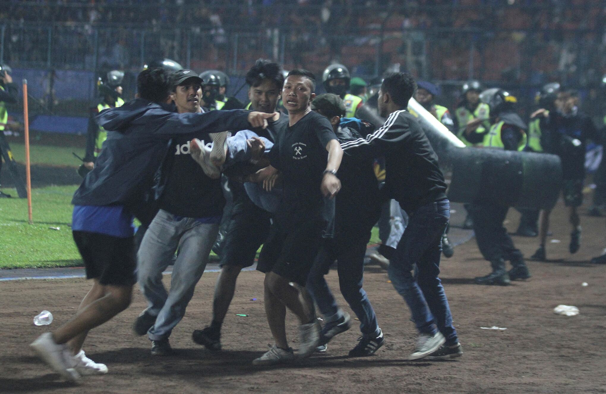 En imágenes : Al menos 125 muertos en estampida en fútbol de Indonesia