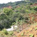 La emergencia está activa debido al movimiento desde el talud superior de una gran masa de suelo, generando pérdida de la banca en el km 75+250.