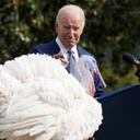 El presidente Joe Biden sonríe después de indultar a Liberty, uno de los dos pavos nacionales del Día de Acción de Gracias, durante una ceremonia en la Casa Blanca, el lunes 20 de noviembre de 2023, en Washington. (AP Foto/Susan Walsh)