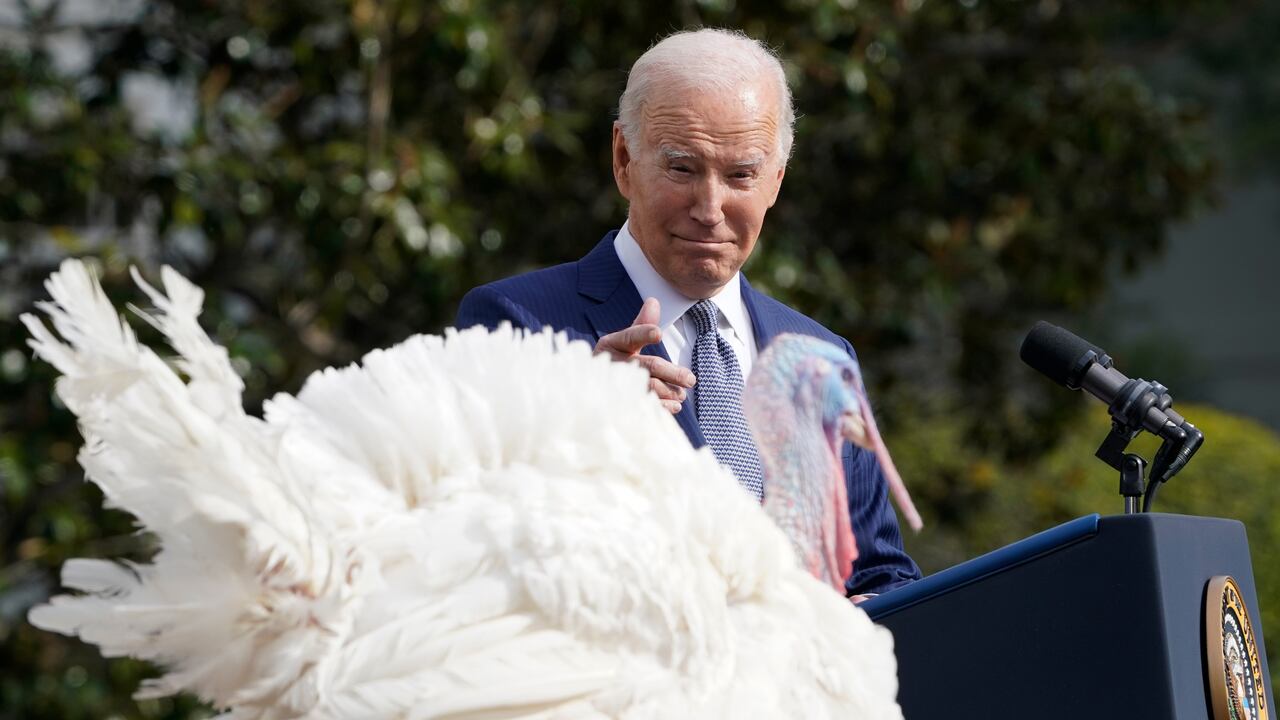 El presidente Joe Biden sonríe después de indultar a Liberty, uno de los dos pavos nacionales del Día de Acción de Gracias, durante una ceremonia en la Casa Blanca, el lunes 20 de noviembre de 2023, en Washington. (AP Foto/Susan Walsh)